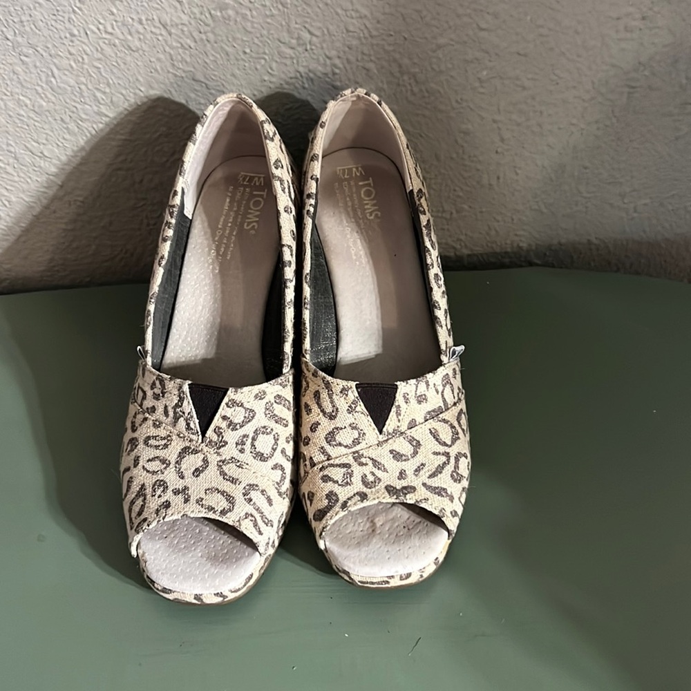 Size 7 1/2 w cheetah print TOM wedges